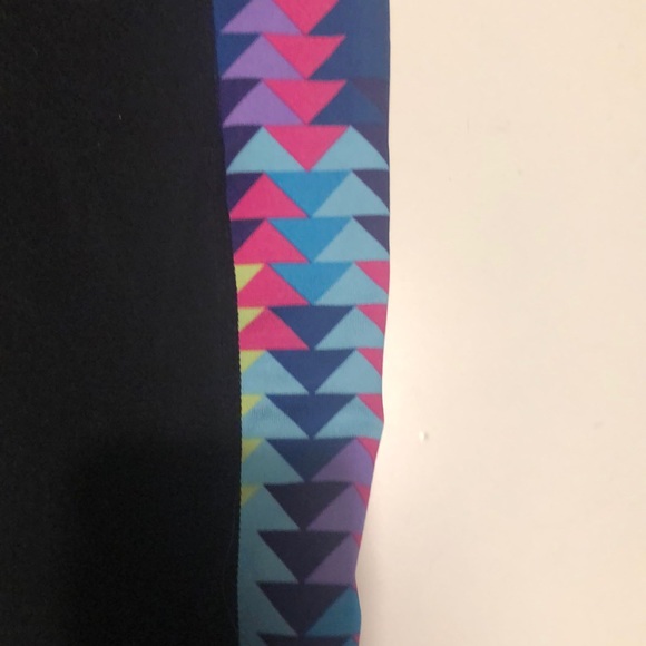 XL Gap Fit Capri Leggings with Bright Detail - Picture 2 of 4